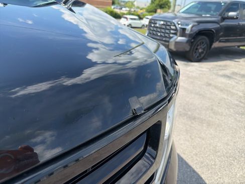 Used 2018 Chevrolet Suburban Premier AWD/4WD image 17