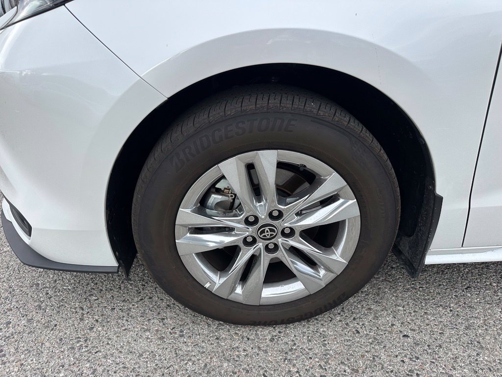 Used 2025 Toyota Sienna XLE w/ XLE Plus Package AWD/4WD image 7