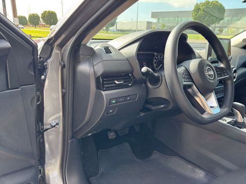 Used 2025 Nissan Sentra SV FWD image 32