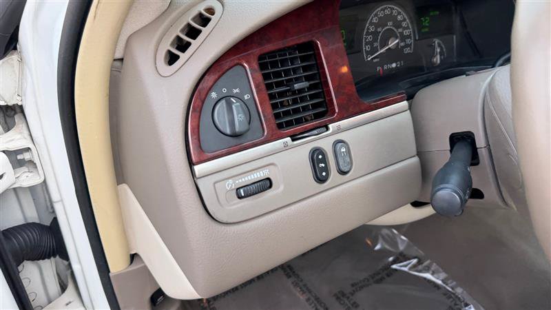 Used 2003 Lincoln Town Car Executive RWD image 28