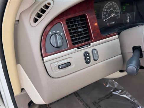 Used 2003 Lincoln Town Car Executive RWD image 28