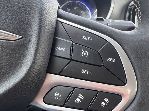 Used 2024 Chrysler Pacifica Touring-L FWD image 20