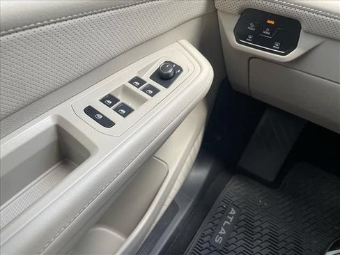Used 2026 Volkswagen Atlas SE FWD image 16