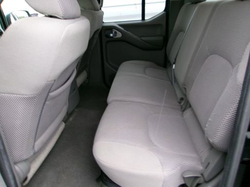 Used 2010 Nissan Frontier SE image 11