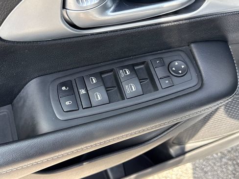 Used 2024 Chrysler Pacifica Limited FWD image 17