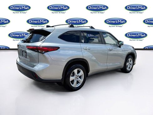 Used 2023 Toyota Highlander LE FWD image 7