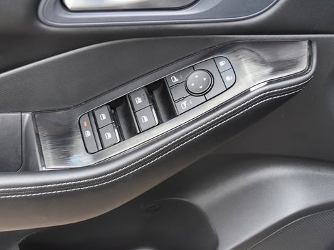 Used 2025 Nissan Rogue SV image 33