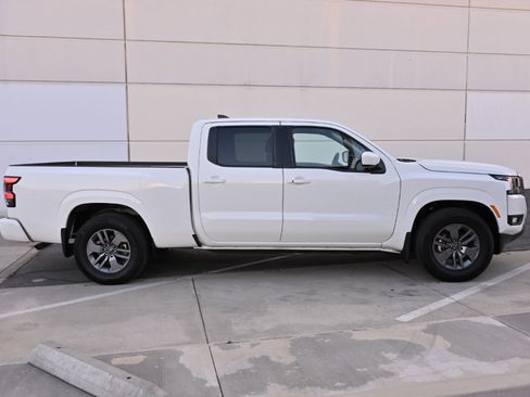 Used 2025 Nissan Frontier SV w/ SV Convenience Package RWD image 8