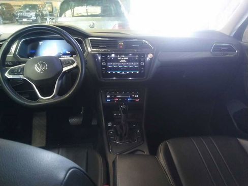 Used 2024 Volkswagen Tiguan SE image 3