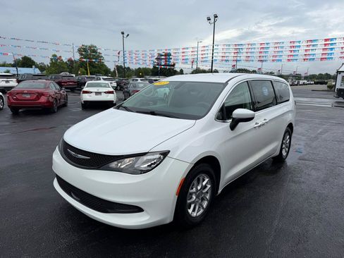 Used 2022 Chrysler Voyager LX FWD image 9