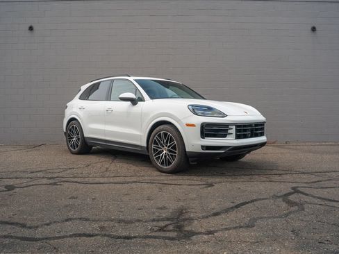 Used 2024 Porsche Cayenne AWD/4WD image 9