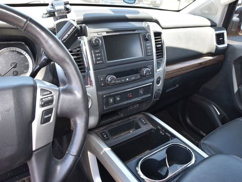 Used 2019 Nissan Titan SL RWD image 8