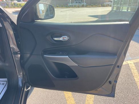 Used 2020 Jeep Cherokee Latitude Plus image 15