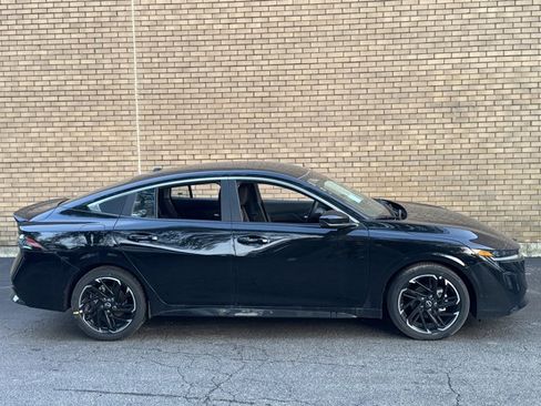 New 2026 Nissan Sentra SR w/ Floor Mat Package FWD image 4