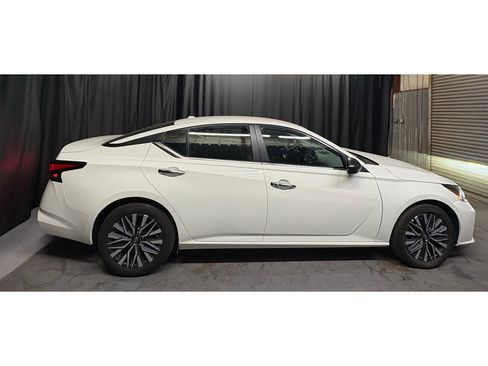 Used 2025 Nissan Altima 2.5 SV FWD image 4