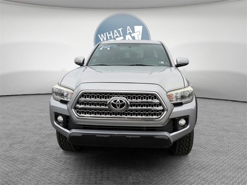 Used 2017 Toyota Tacoma TRD Off-Road image 9