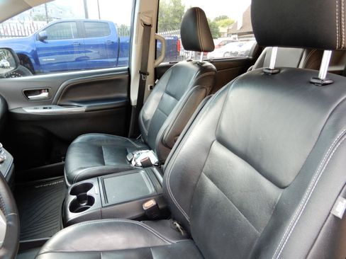 Used 2017 Toyota Sienna SE Premium FWD image 14