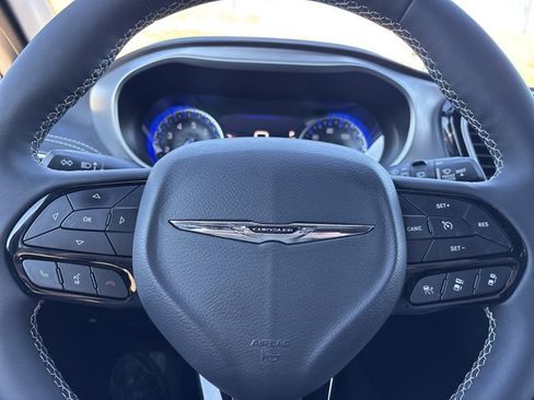 Used 2024 Chrysler Pacifica Touring-L w/ S Appearance Package image 29