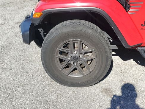 Used 2024 Jeep Gladiator Sport image 4