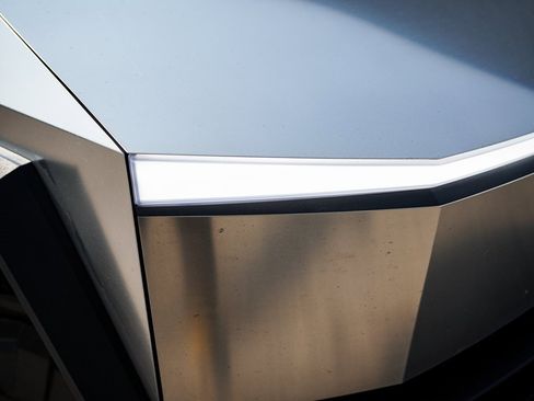 Used 2025 Tesla Cybertruck AWD Crew Cab image 6