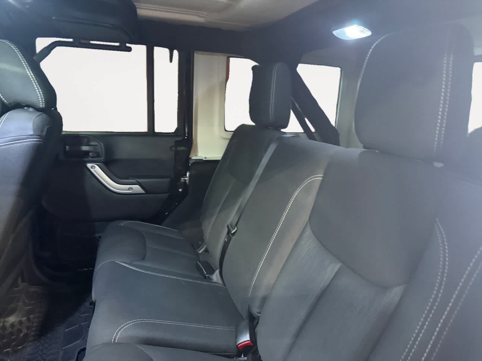 Used 2015 Jeep Wrangler Unlimited Sahara w/ Connectivity Group AWD/4WD image 14