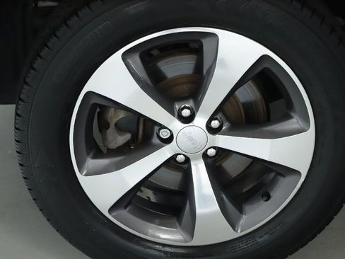 Used 2019 Jeep Cherokee Limited image 12