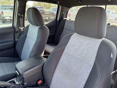 Used 2022 Toyota Tacoma TRD Off-Road image 23