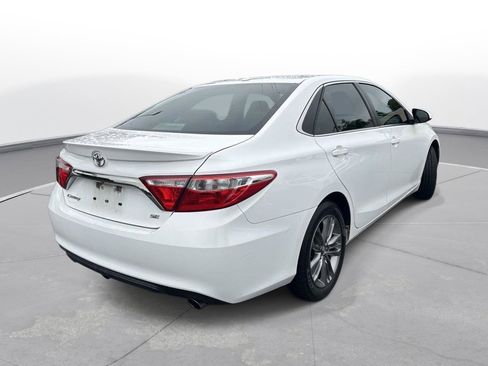 Used 2017 Toyota Camry SE w/ Moonroof Package FWD image 6