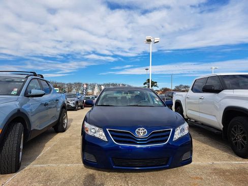 Used 2011 Toyota Camry LE image 2