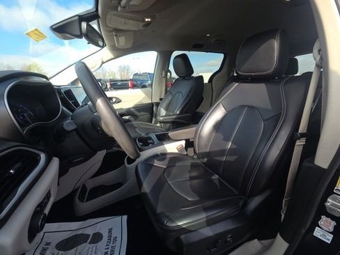 Used 2023 Chrysler Pacifica Touring-L image 30