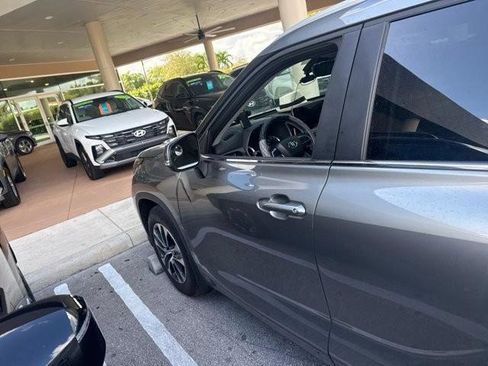 Used 2025 Toyota Highlander XLE image 9