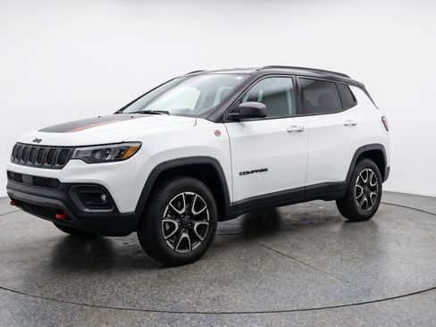Used 2025 Jeep Compass Trailhawk AWD/4WD image 3