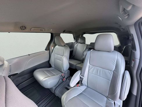Used 2015 Toyota Sienna XLE FWD image 14