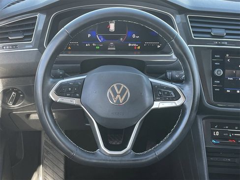 Used 2024 Volkswagen Tiguan SE image 19