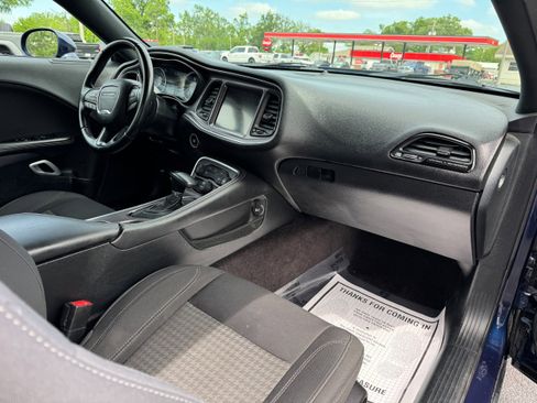 Used 2016 Dodge Challenger SXT w/ Driver Convenience Group RWD image 13