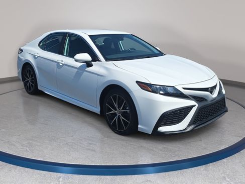 Used 2024 Toyota Camry SE FWD image 3