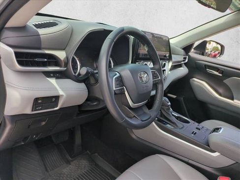 Used 2023 Toyota Highlander XLE FWD image 10