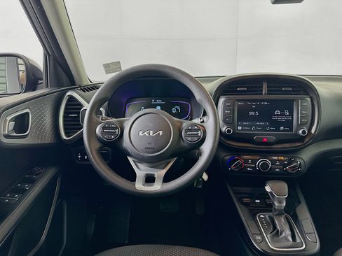 Used 2025 Kia Soul LX w/ LX Technology Package FWD image 17