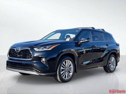 Certified 2025 Toyota Highlander Platinum AWD/4WD image 2