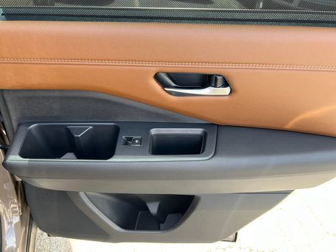 Used 2025 Nissan Pathfinder Platinum FWD image 18