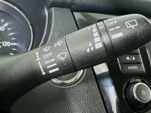 Used 2018 Nissan Rogue SV AWD/4WD image 14