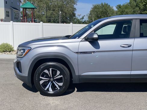 Used 2024 Volkswagen Atlas Cross Sport SE AWD/4WD image 2