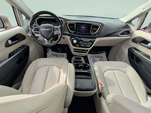 Used 2017 Chrysler Pacifica Touring-L image 20