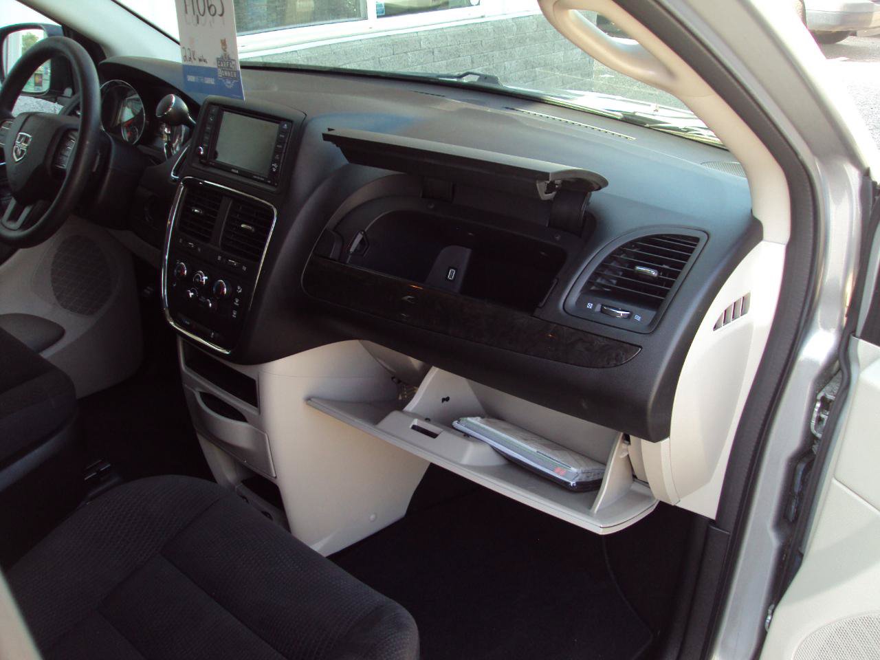 Used 2018 Dodge Grand Caravan SE w/ UConnect Hands-Free Group FWD image 15