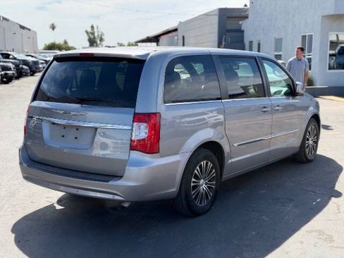 Used 2014 Chrysler Town & Country S FWD image 3