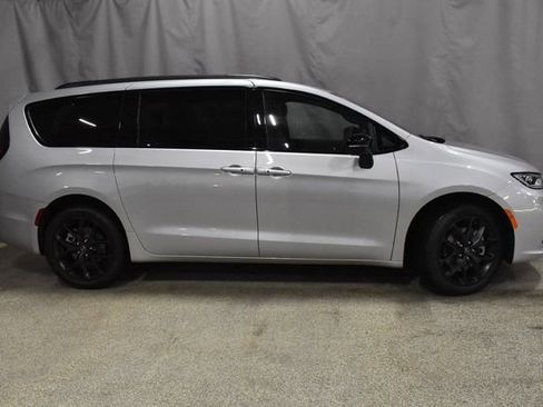 New 2026 Chrysler Pacifica Select w/ S Appearance Package AWD/4WD image 3