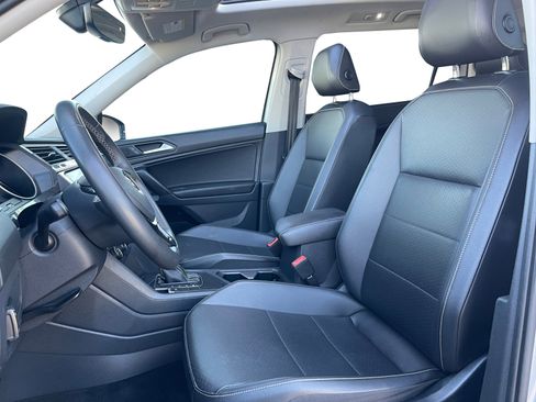 Used 2021 Volkswagen Tiguan SE w/ Panoramic Sunroof Package image 9