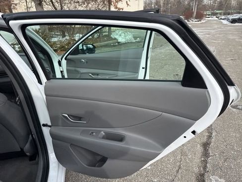 Certified 2025 Hyundai Elantra SE image 33