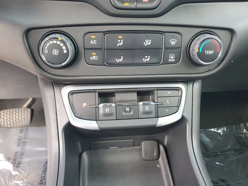 Used 2024 GMC Terrain SLE FWD image 23