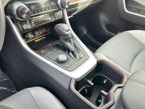 Used 2022 Toyota RAV4 Limited image 18